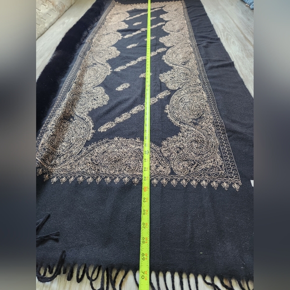 La Fiorentina Embellished Faux Fur Shawl Wrap Ruana Black Gold Tassels Soft Warm - Picture 5 of 6